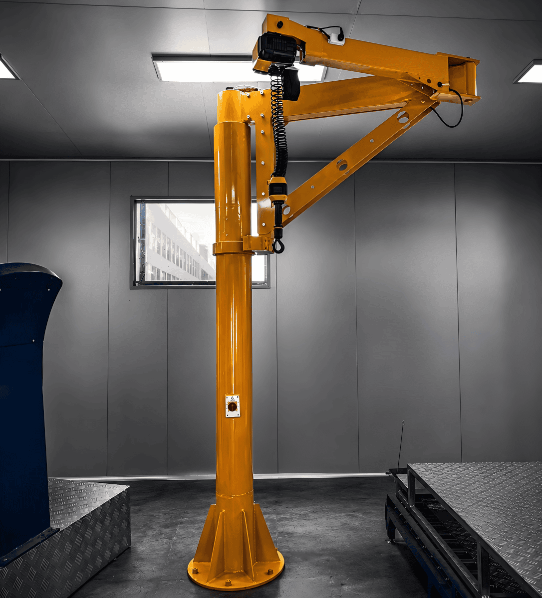 Cranox floor mounted articulated crane for flexible heavy material handling